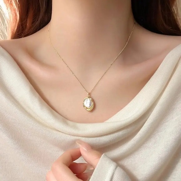 Anthropologie Jewelry - NEW Elegant Gold and Pearl Pendant Necklace